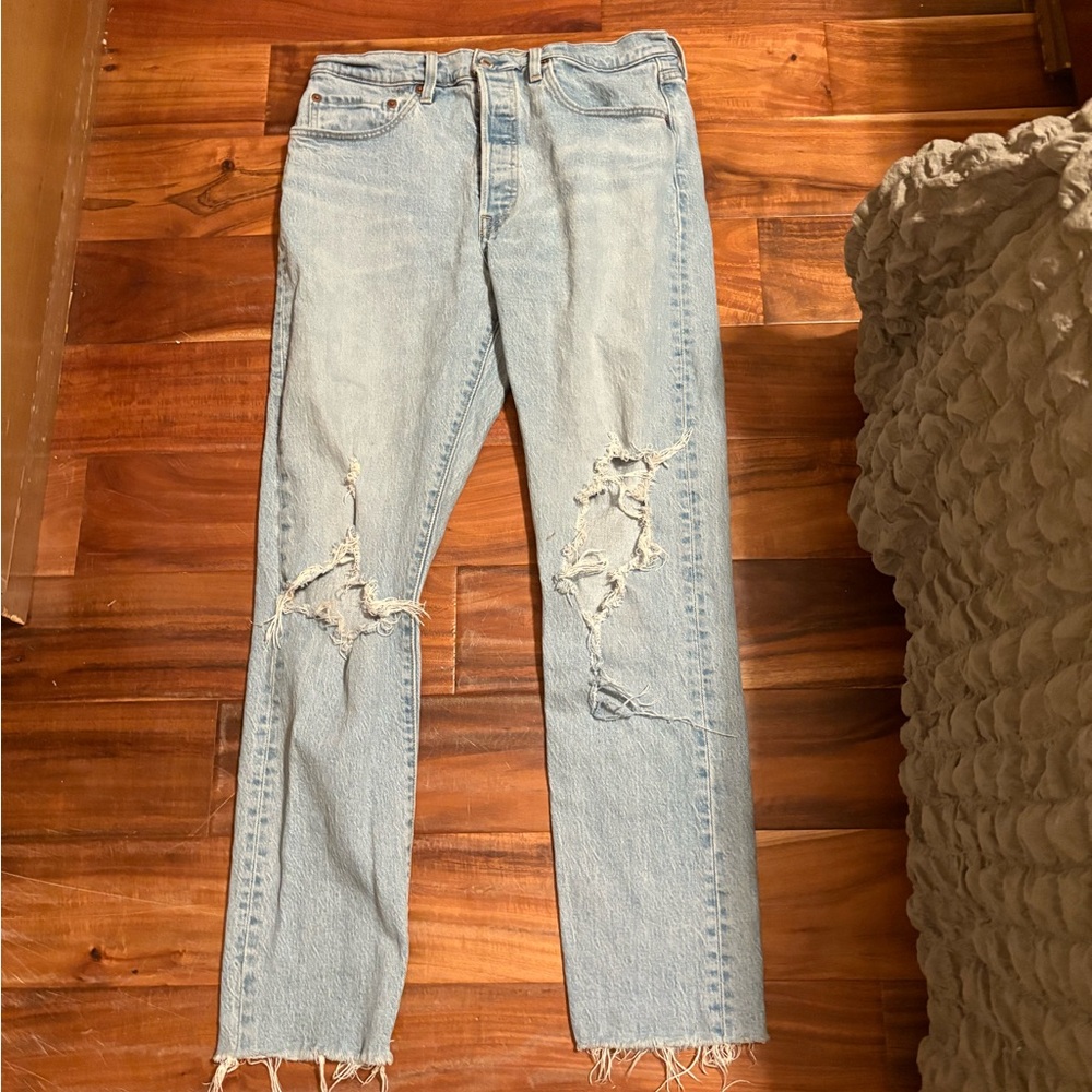 Vintage-Style Levi’s 501 Jeans
W31 L30 • Distressed Knees‎ • Raw Hem (0368)